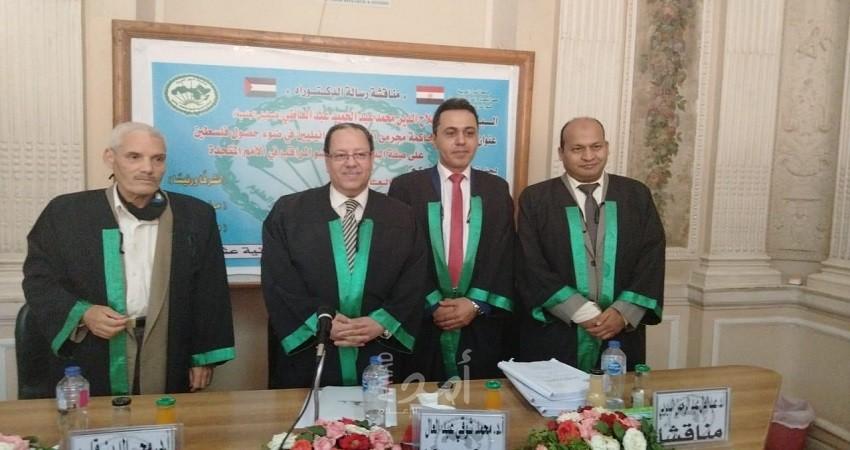 منح الباحث صلاح عبد العاطي شهادة الدكتوراة