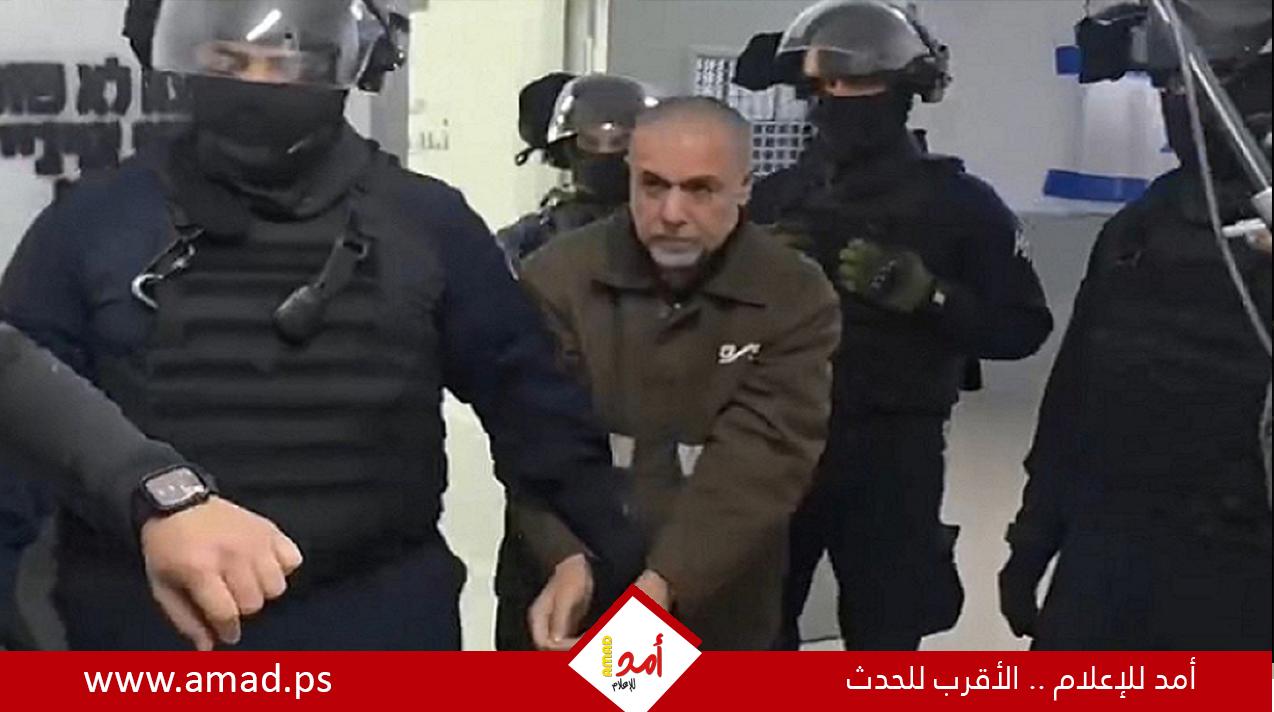 د.حسام أبو صفية: السجانون يواصلون الاعتداء عليّ في مناطق حساسة