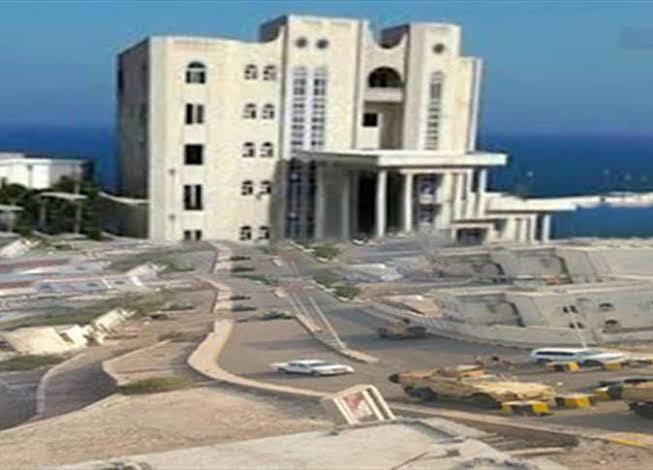 استهداف قصر معاشيق الرئاسي في عدن بـ 4 صواريخ باليستية وتصاعد كثيف للدخان