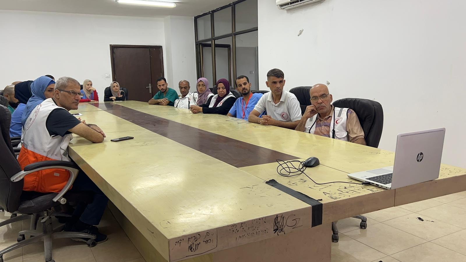 رئيس جمعية الهلال الأحمر الفلسطيني يلتقي طواقم الجمعية في قطاع غزة عبر تقنية الزوم بمناسبة وقف إطلاق النار