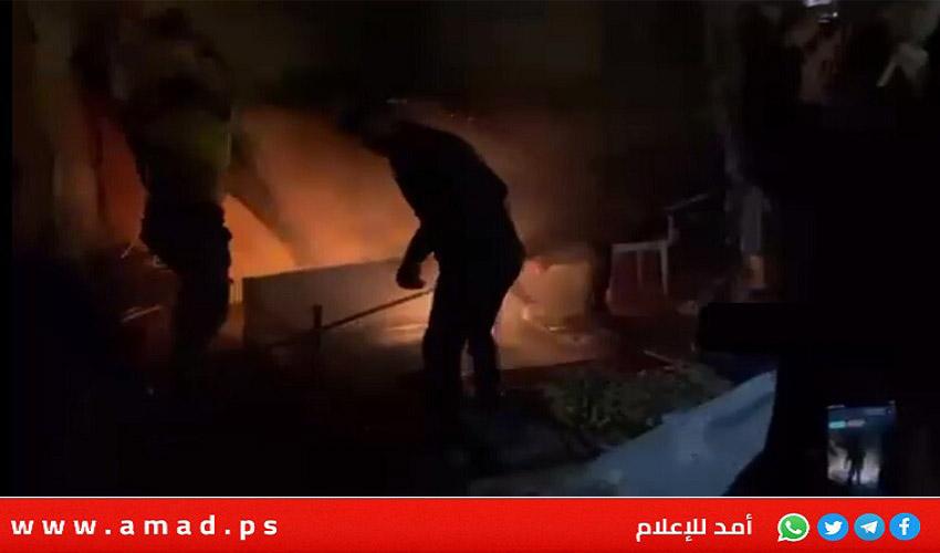 جيش الفاشية اليهودية يستهدف خيمة صحفييين في خانيونس - شهيد وجرحى- فيديو