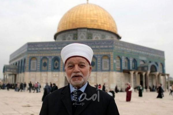 جيش الاحتلال يُسلّم مفتي القدس قرارا بالإبعاد عن المسجد الأقصى لمدة أسبوع