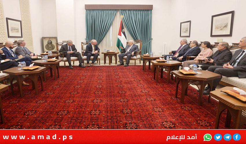 خلال لقاء وفد أميركي..عباس: أولوية وقف حرب غزة وتولي دولة فلسطين المسؤولية كاملة
