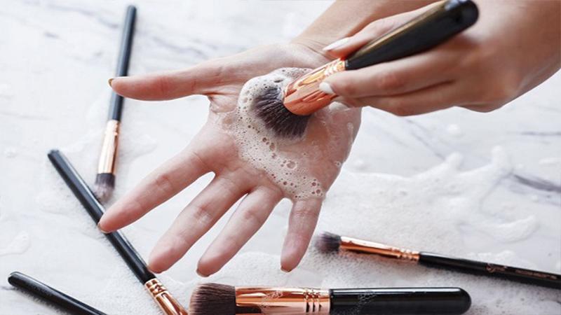 طرق طبيعية لإزالة المكياج بدون استخدام مزيل الميكب