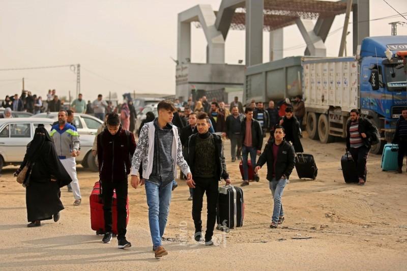 قناة عبرية تزعم خروج مئات الغزيين من قطاع غزة إلى 12 دولة أوروبية في إطار الهجرة الطوعية