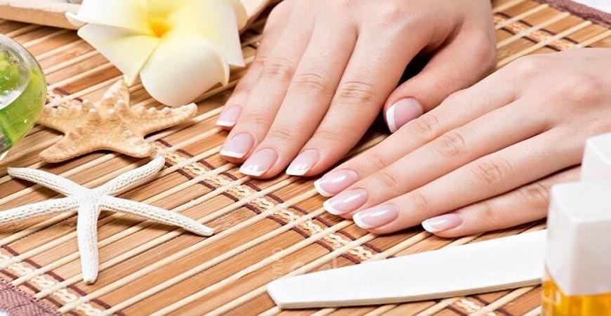 6 أخطاء يومية تضعف الأظافر دون أن تنتبهي