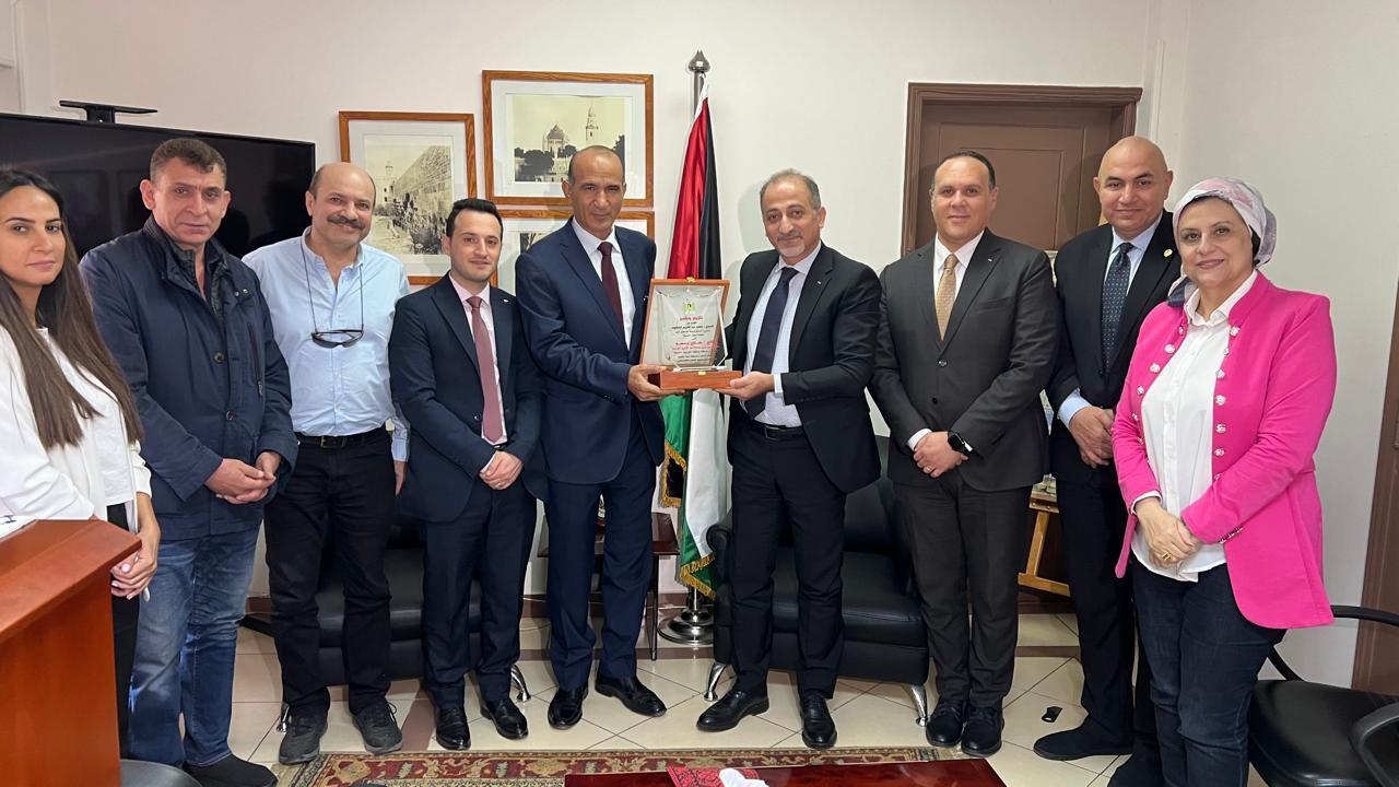 السفير  العكلوك يكرم  الصحفي صلاح جمعه لإسهاماته الإعلامية  في دعم القضية الفلسطينية 