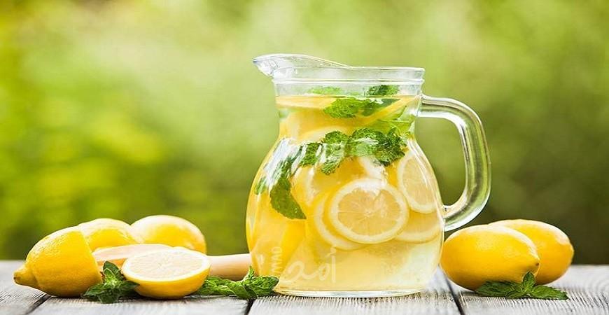 ماذا يحدث لجسمك عندما تبدأ يومك بكوب من ماء الليمون الدافئ؟