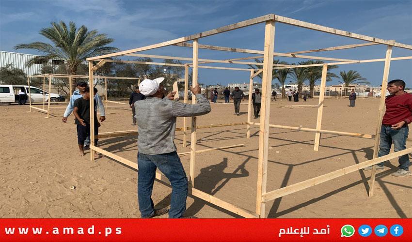 الحكومة الفلسطينية تشرع بإنشاء أول مركز إيواء بخيام محلية الصنع في دير البلح وسط قطاع غزة