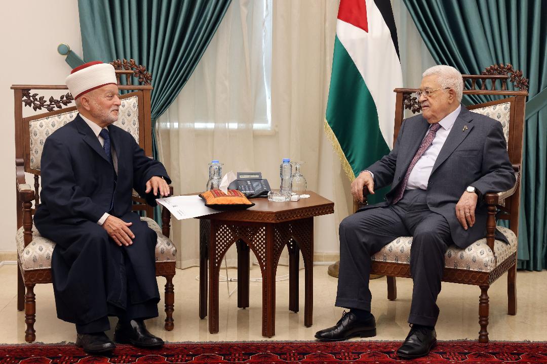 الرئيس عباس يستقبل المفتي العام ويوجه بدعم صمود المواطنين في القدس