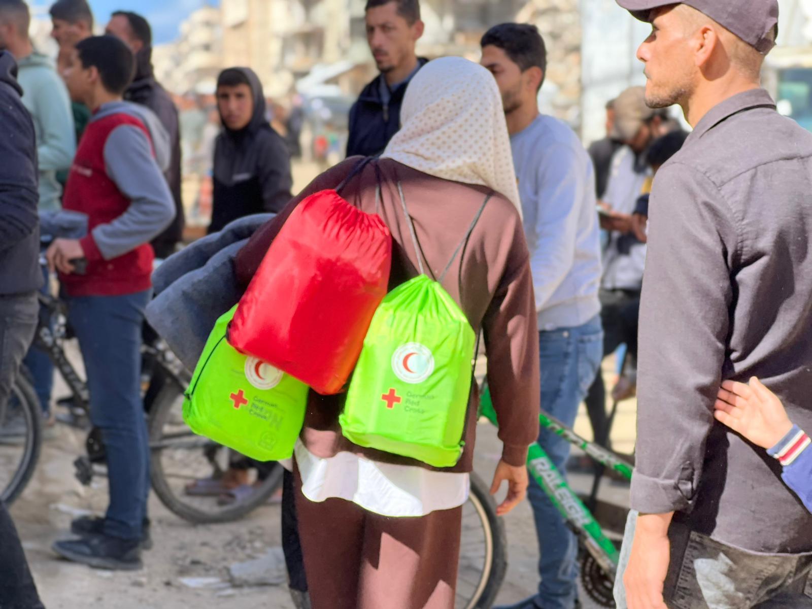 الهلال الأحمر الفلسطيني يوزّع طرود مواد نظافة وفرشات نوم وبطانيات على عائلات نازحة في قطاع غزة
