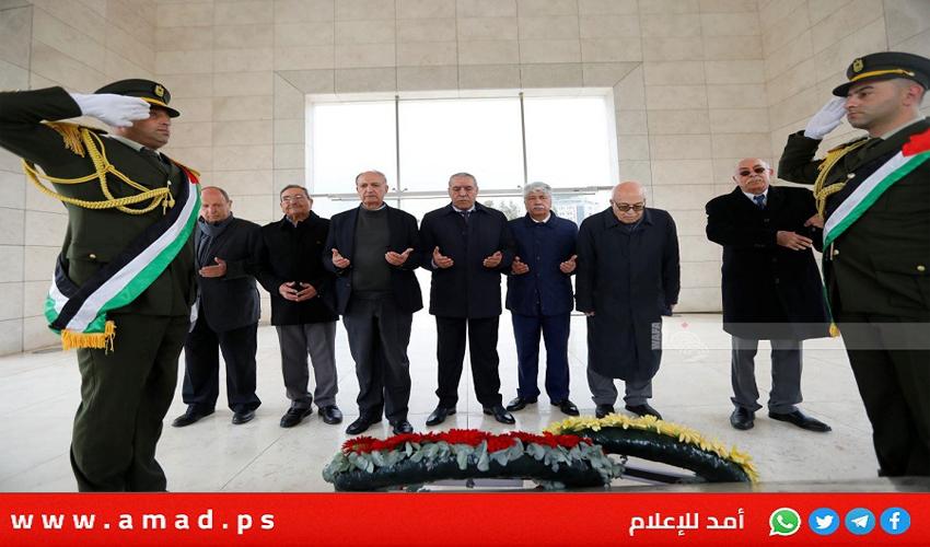 قيادات فلسطينية يضعون إكليلا من الزهور على ضريح الخالد المؤسس ياسر عرفات