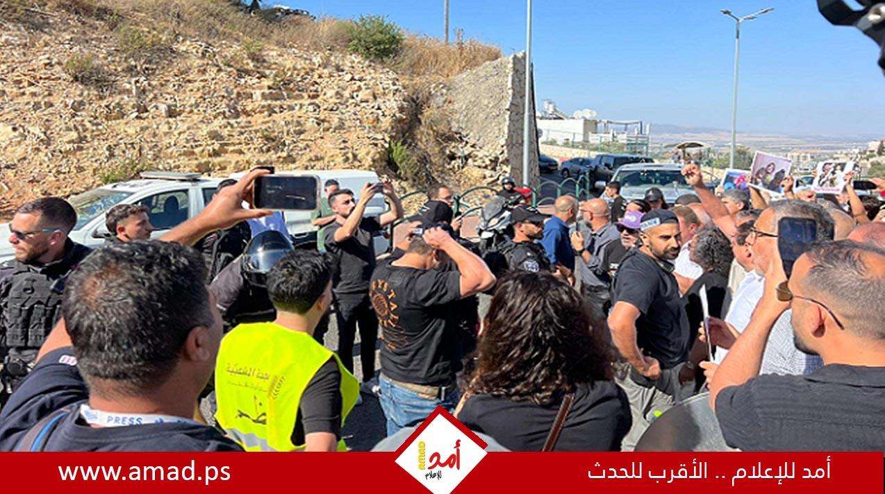 الشرطة الإسرائيلية تعتدي على متظاهرين ضد الحرب على غزة في أم الفحم وتعتقل أحدهم - فيديو