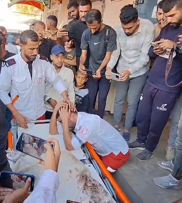 وداع بلا مقدمات.. متطوع الهلال الأحمر الفلسطيني يفج باستشهاد والدته خلال عمله