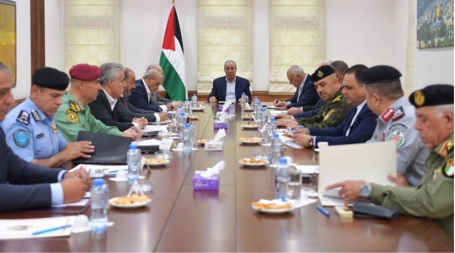 الشيخ يعقد اجتماعا مع قادة الأجهزة الأمنية لمتابعة التطورات الراهنة في فلسطين