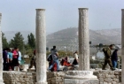 مستوطنون يقتحمون المنطقة الأثرية في سبسطية شمال غرب نابلس