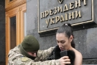 ناشطة عارية الصدر تحتج أمام مكتب الرئيس الأوكراني