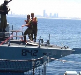 زوارق الاحتلال تستهدف  مراكب الصيادين العاملة شمال قطاع غزة