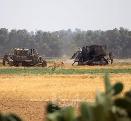 آليات الاحتلال تتوغل وتجرف أراضي جنوب قطاع غزة