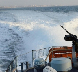 زوارق الاحتلال تستهدف الصيادين شمال غرب غزة