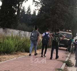 قوات الاحتلال تحتجز طلبة ومعلمين بمدرستي أم الشقحان ومنيزل