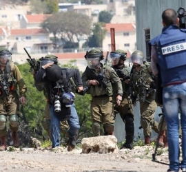 الإعلام الرسمي يدين استهداف طواقم تلفزيون فلسطين من قبل جيش الاحتلال ويطالب بحماية الصحفيين