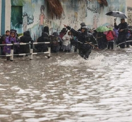 أطفال غزة وسط مياه الأمطار في غياب المسؤول..!