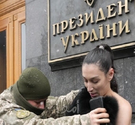 ناشطة عارية الصدر تحتج أمام مكتب الرئيس الأوكراني