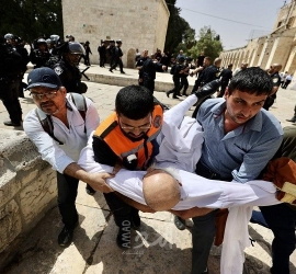الهلال الأحمر بالقدس: 8 إصابات خلال المواجهات بالبلدة القديمة نقل منها 4 للمستشفى