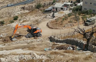 القدس: إصابة بالرصاص المعدني والعشرات بالاختناق جراء قمع الاحتلال مسيرة في حزما
