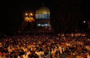 بالصور.. القدس: (450) ألف مصلٍ يؤدون "ليلة القدر" في المسجد الأقصى