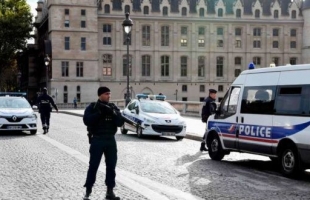 فرنسا: شرطي يقتل شخصا في باريس حاول مهاجمته بسكين