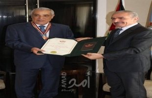 أشتية يمنح وسام نجمة القدس للسفير الجزائري في مصر