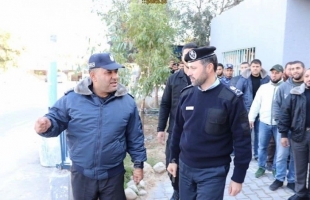 مدير شرطة حماس يتفقد مراكز تسليم رواتب موظفي غزة
