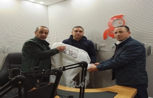 وزارة الإعلام توزع بدلات ومعدات وقائية على الإذاعات المحلية في الخليل