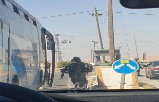 قوات الاحتلال تعيق تحركات المواطنين على حاجز عسكري في جنين