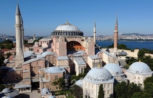 أردوغان يوقع مرسوما يقضي بفتح معلم آيا صوفيا التاريخي كمسجد
