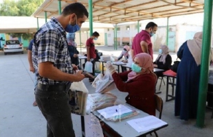 تعليم حماس تشرع بتوزيع الكتب المدرسية على أولياء أمور طلبة المرحلة الأساسية