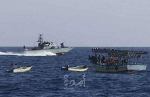 زوارق الاحتلال تستهدف مراكب الصيادين مقابل بحر وسط وجنوب قطاع غزة