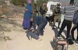شاهد..  جندي إسرائيلي يطلق النار على شاب فلسطيني من مسافة صفر بالخليل