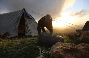 مواطنون ينصبون خيام على أراضيهم المهددة بالإستيلاء جنوب الخليل- صور