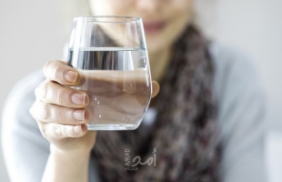 ما هي فوائد شرب الماء على معدة فارغة كل صباح؟