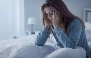 دراسة: عدم النوم ليلاً يجعل الناس أكثر أنانية وأقل اجتماعية