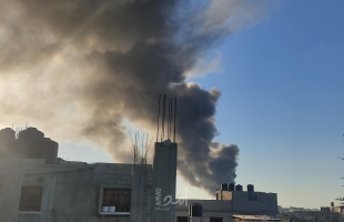 غزة: الدفاع المدني يعمل على إخماد حريق هائل اندلع في مخازن شمال غرب بيت لاهيا