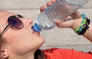 5 أخطاء لا تفعلها عند تناول الماء