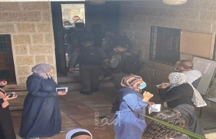 قوات الاحتلال تقتحم مدرسة بالقدس وتعتقل مديرتها مع إغلاق مكتب التربية - صور