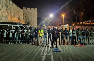 القدس: قوات الاحتلال تقمع المشاركين بصلاة المغرب في المقبرة اليوسفية وتعتقل شابًا