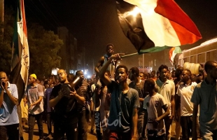 السودان.. مطالبات شعبية بحكم مدني والسلطات تقطع الإنترنت وتغلق الجسور