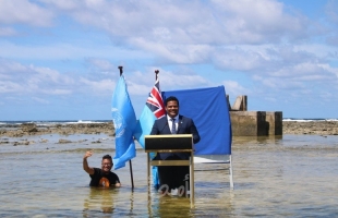 مشاهد لاتصدق.. وزير خارجية توفالو يلقي خطابًا وسط مياه المحيط! - فيديو