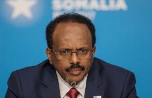 رئيس الصومال يُعلق سلطات رئيس الوزراء ويوقف قائد البحرية عن العمل